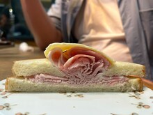 ロングコートダディ兎が作ったハムサンドの断面。