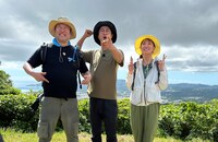 左から、とにかく明るい安村、パンサー尾形、崎山一葉。(c)BS11