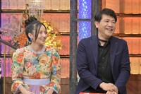 左からベッキー、別所哲也。(c)読売テレビ