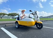 サイドカーに乗り込む霜降り明星せいや。