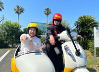 サイドカーに乗り込む霜降り明星せいや。