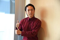 手でケバブを表現する友田オレ。