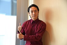 手でケバブを表現する友田オレ。