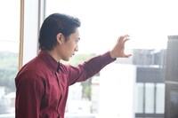 ビルからの景色を見下ろす友田オレ。