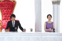 左から千原ジュニア、竹上萌奈アナウンサー。