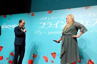 トレンディエンジェル斎藤にアピールする蛙亭・中野。