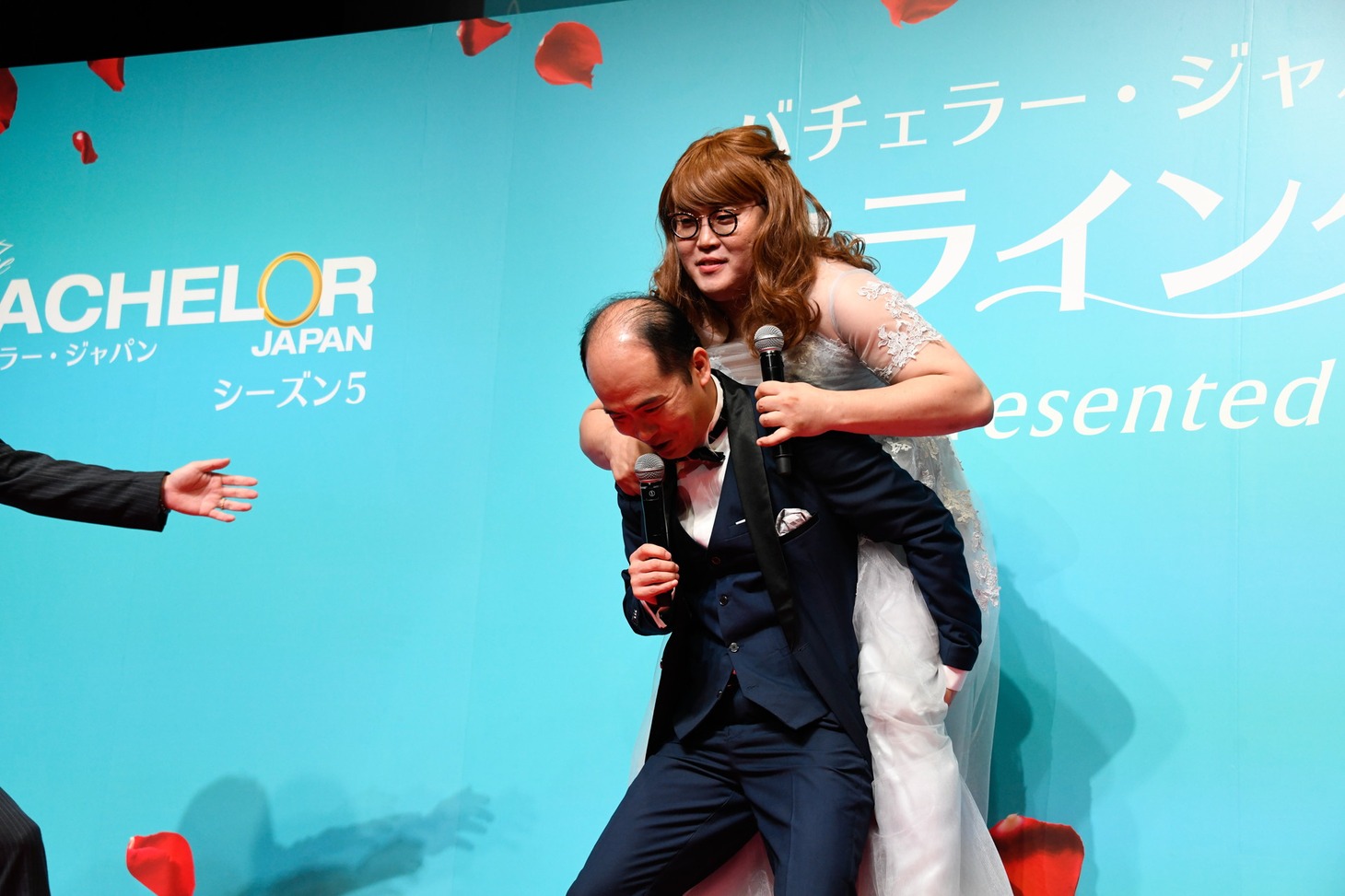 トレンディエンジェル斎藤にアピールするマユリカ中谷。