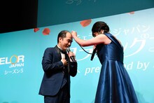 トレンディエンジェル斎藤にアピールするマユリカ阪本。