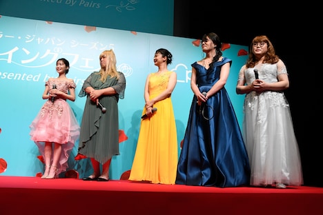 ずらっと並ぶ（左から）休井美郷、蛙亭、マユリカ。