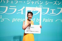 Pairsのプロフィール画面風に自己紹介する蛙亭イワクラ。