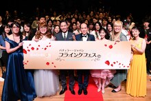 「『バチェラー・ジャパン』シーズン5 フライングフェス presented by Pairs」にゲスト出演した（前列左から）マユリカ、坂東工、トレンディエンジェル斎藤、休井美郷、蛙亭。