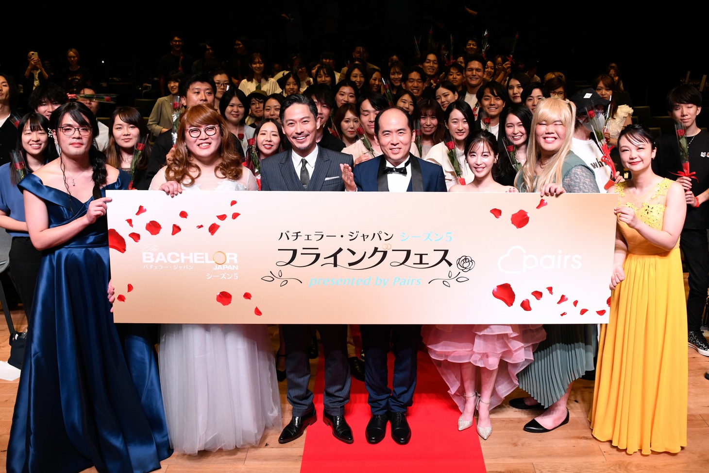 「『バチェラー・ジャパン』シーズン5 フライングフェス presented by Pairs」にゲスト出演した（前列左から）マユリカ、坂東工、トレンディエンジェル斎藤、休井美郷、蛙亭。