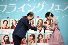 休井美郷にローズを渡すトレンディエンジェル斎藤（左）。