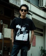 千原ジュニアが着用する「OKAMUNE ARCHIVES」第1弾アイテム「RYUJI 001」。