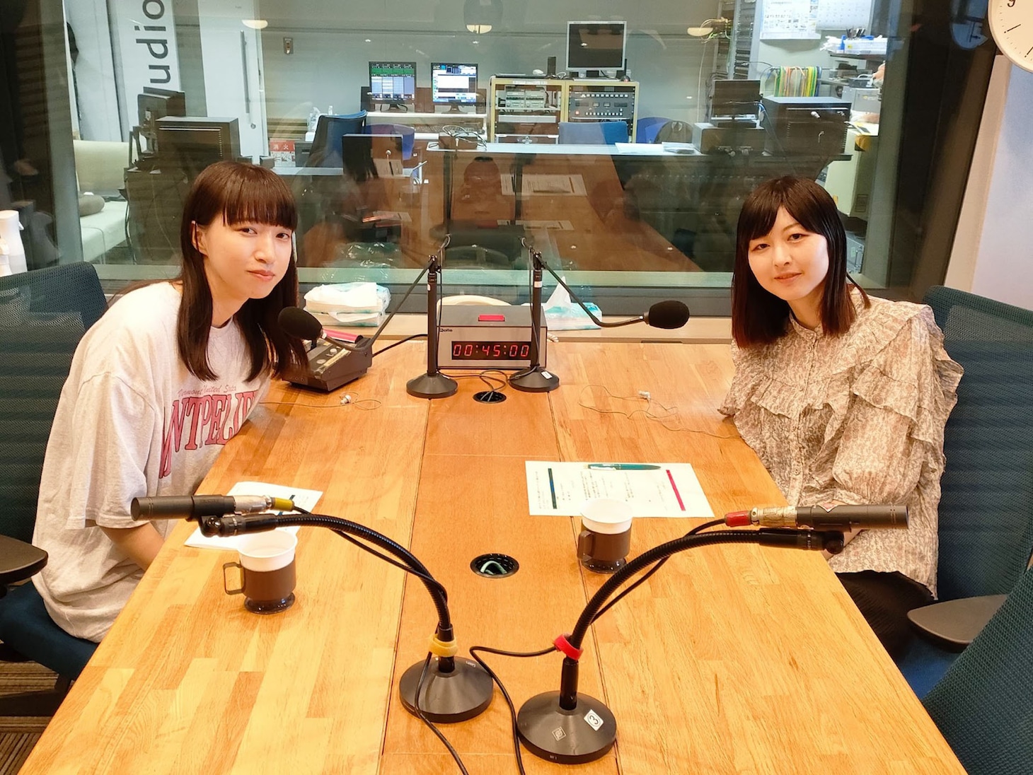 「セミが鳴いたら夏休ミーティング（セミが鳴かなくてもOK）」のパーソナリティを務めるハイツ友の会。