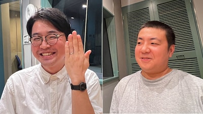 左手の薬指に光る指輪を見せるサスペンダーズ依藤（左）。