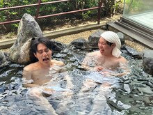 一緒に入浴する松田元太（Travis Japan）と霜降り明星せいや。(c)テレビ東京