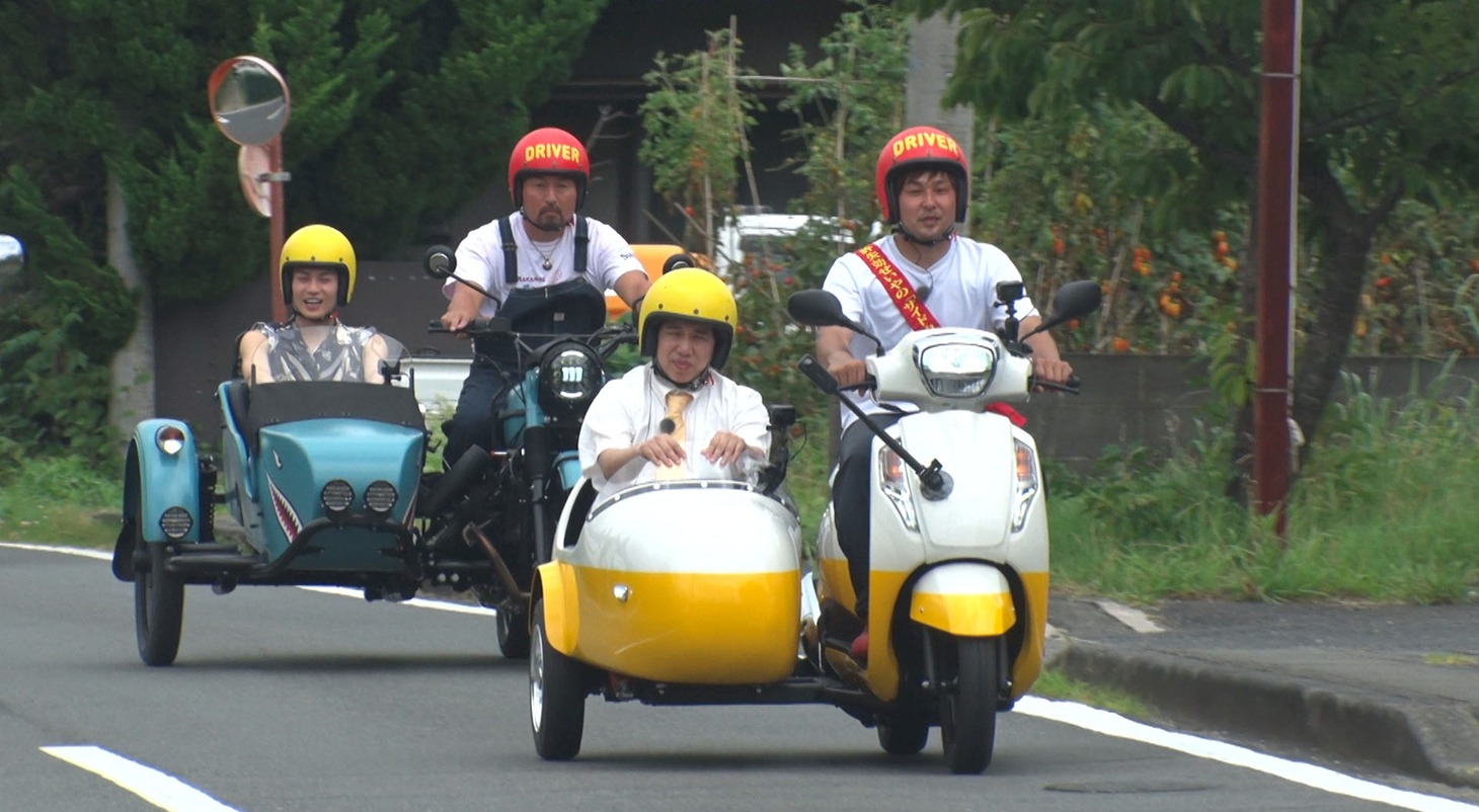 サイドカーでツーリングする霜降り明星せいやと松田元太（Travis Japan）。(c)テレビ東京