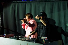 開演直前、ラップで会場を盛り上げる鬼としみちゃむ・しみちゃむ。（撮影：中尾貫太）