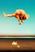 「ツアー野グソ」の初日公演で誇張モノマネを披露するハリウッドザコシショウ。（撮影：二瓶 彩）