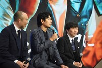 左から関和亮、松田龍平、バカリズム。