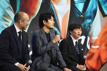 左から関和亮、松田龍平、バカリズム。