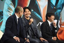 左から関和亮、松田龍平、バカリズム。