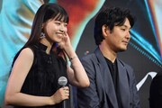 左から西野七瀬、松田龍平。