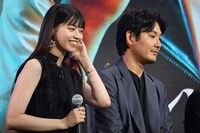 左から西野七瀬、松田龍平。
