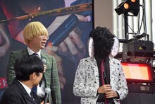 “逆ニッチェ”かつ“逆マイク”の状態で登場する真空ジェシカ川北（右）。