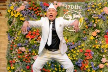 お化けになって浅草花やしきのイベントに登場する錦鯉・長谷川。