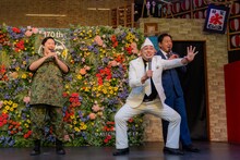 「こんにちはー！」と挨拶する錦鯉・長谷川（中央）と、錦鯉・渡辺（右）、やす子（左）・