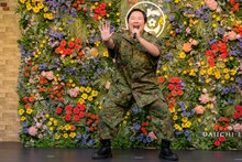 「こんにちはー！」と挨拶する、やす子。