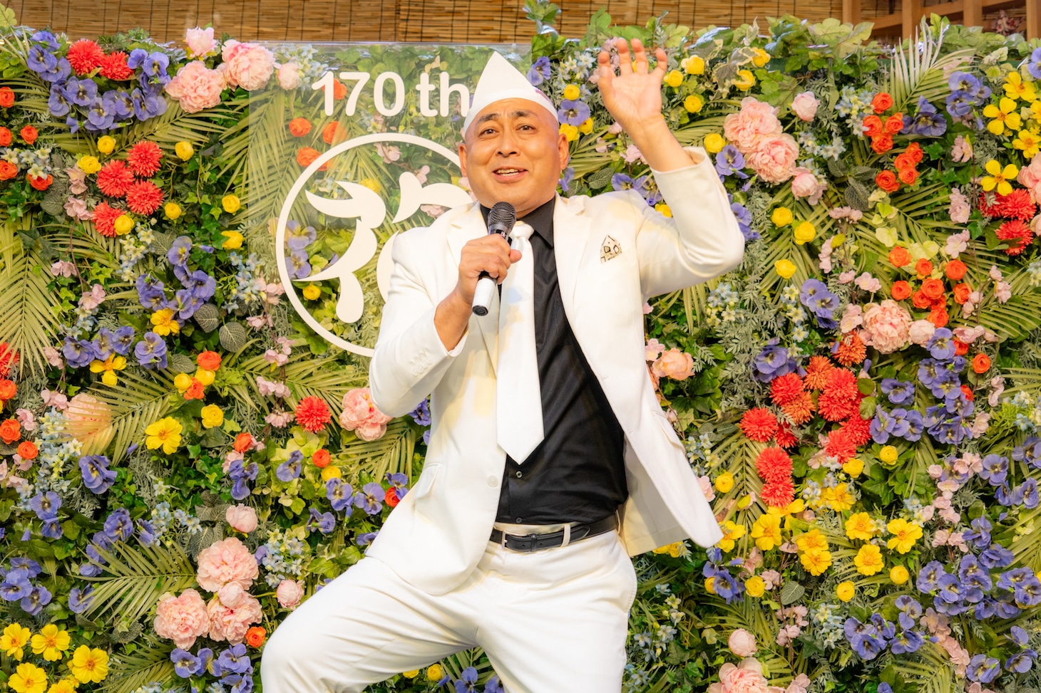 ギャグを披露する錦鯉・長谷川。