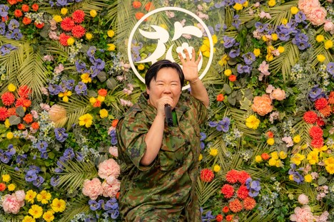 ギャグを披露する、やす子。