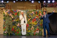 ギャグ対決で錦鯉・渡辺（右）による判定の結果、勝利したやす子（左）。