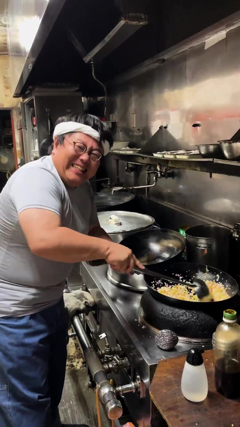 豪快な鍋さばきで“ガチ中華”動画を再現するタイムマシーン3号・関。