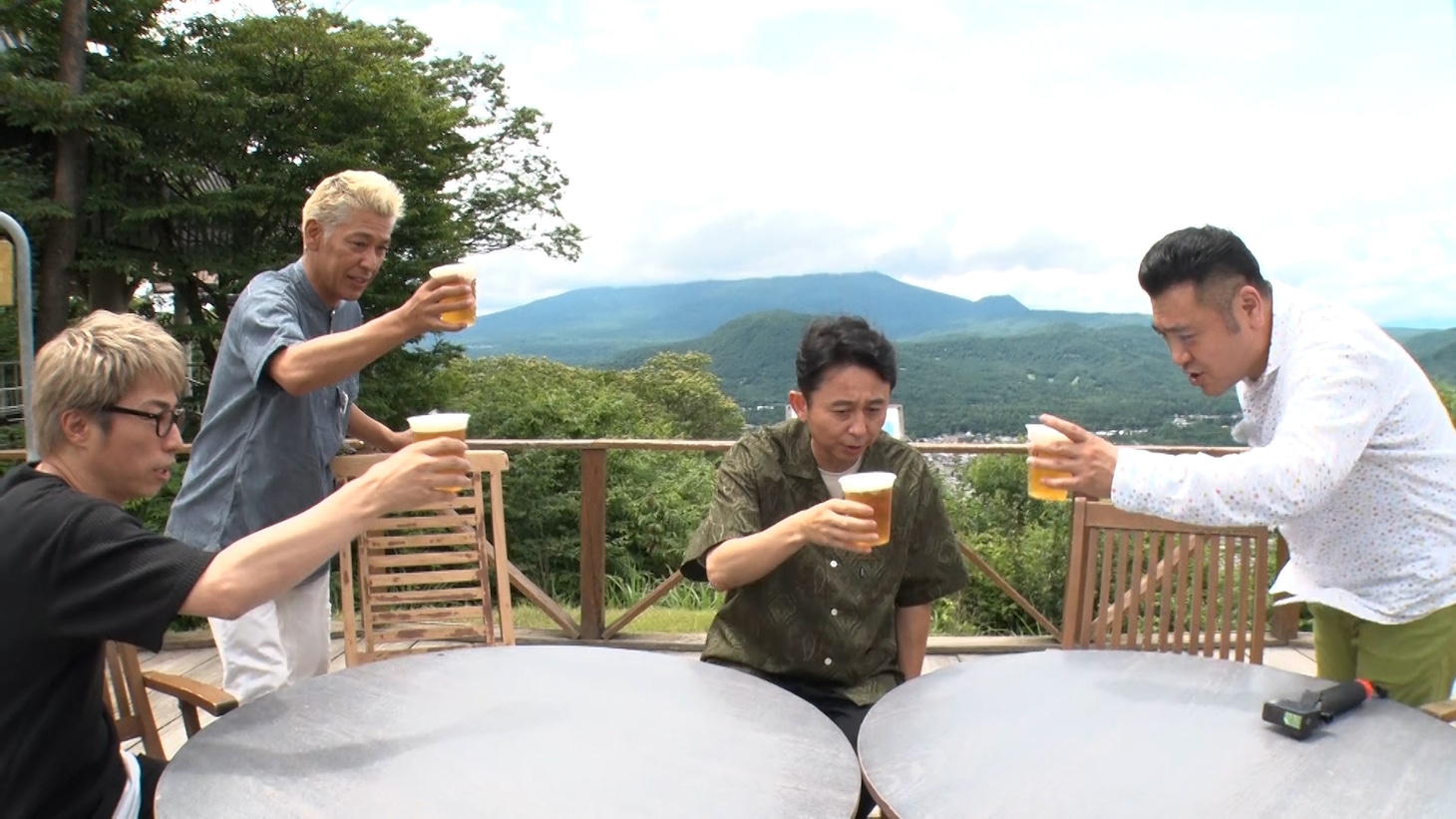乾杯の様子。(c)テレビ朝日