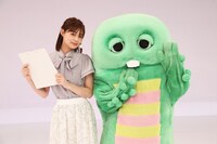 番組メンバー1人ずつのキャラクターコントをお天気中継のシチュエーションで受ける田崎さくらとガチャピン。(c)フジテレビ