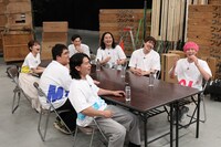 コントをモニタリングする番組メンバーたち。(c)フジテレビ