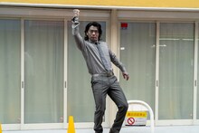 銅像になりきるマヂカルラブリー・野田クリスタル。