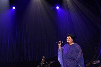 歌う浜ローズ。