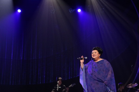 歌う浜ローズ。