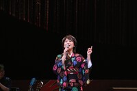 「水谷千重子50周年記念公演」歌謡ステージの様子。