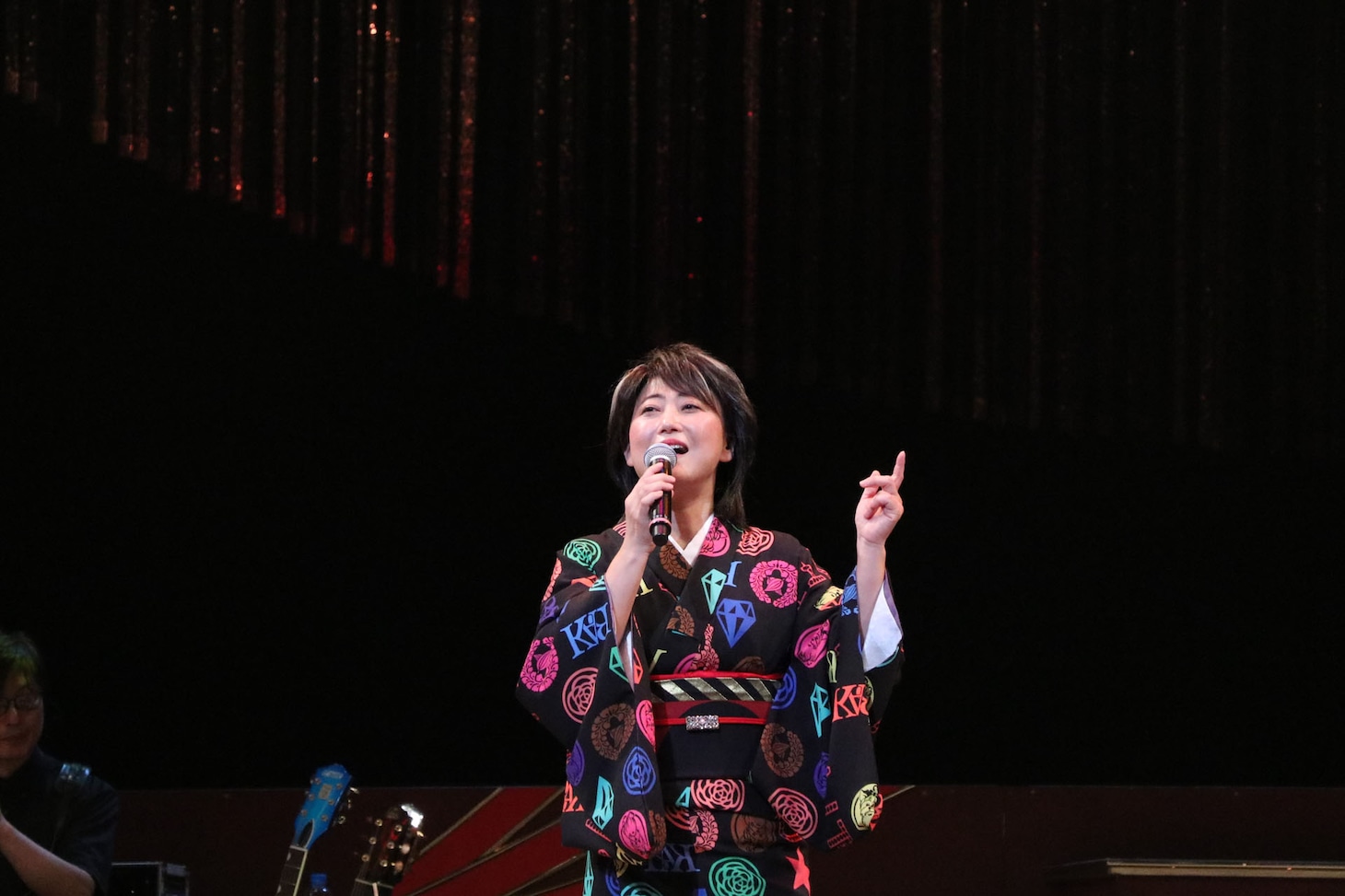 「水谷千重子50周年記念公演」歌謡ステージの様子。