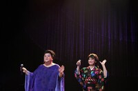 歌う浜ローズ（左）と水谷千重子（右）。