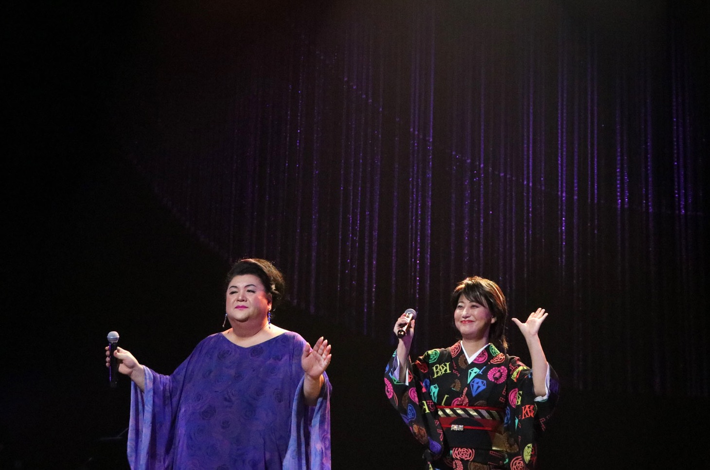 歌う浜ローズ（左）と水谷千重子（右）。