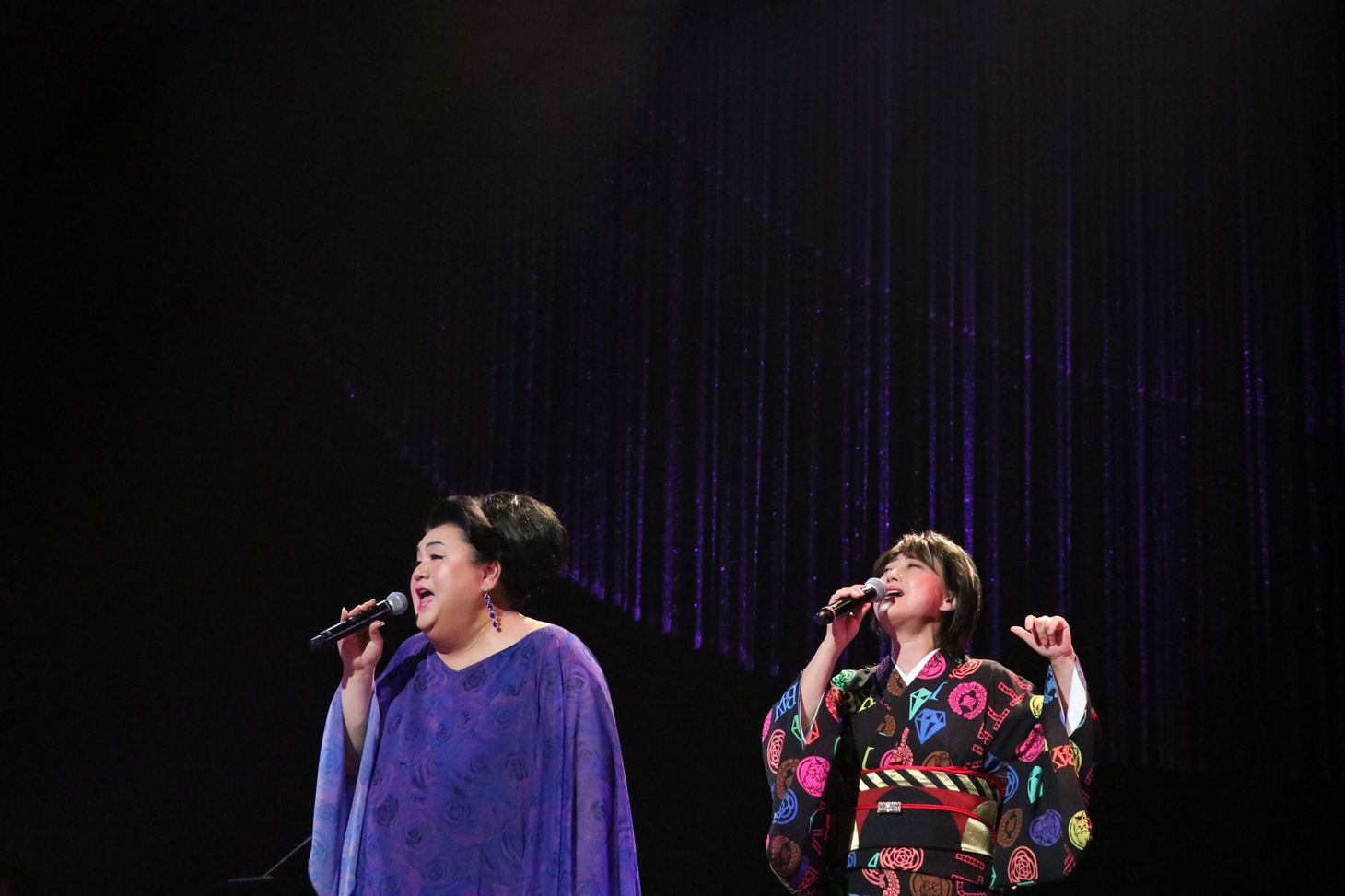 歌う浜ローズ（左）と水谷千重子（右）。