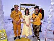 左からフットボールアワー岩尾、秋元真夏、フットボールアワー後藤。(c)読売テレビ