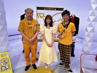 左からフットボールアワー岩尾、秋元真夏、フットボールアワー後藤。(c)読売テレビ